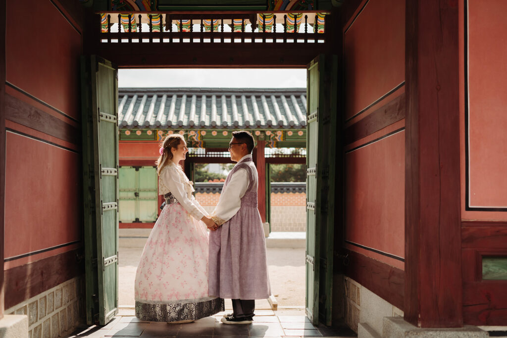 Couple posing in hanboks in Seoul.